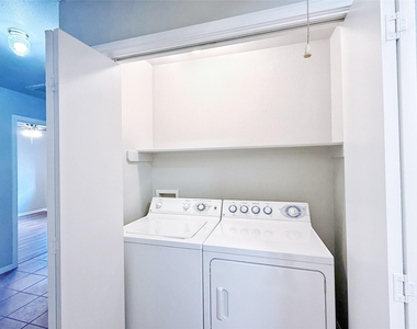 1581 Parkfield Cir - Photo Thumbnail 6