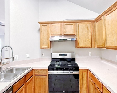 1581 Parkfield Cir - Photo Thumbnail 3