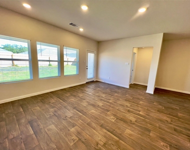 305 Darwin Pl - Photo Thumbnail 4