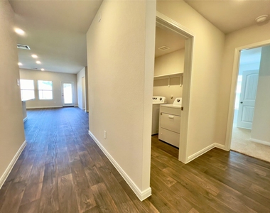 305 Darwin Pl - Photo Thumbnail 9