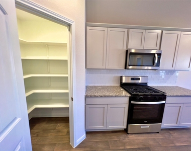 305 Darwin Pl - Photo Thumbnail 2