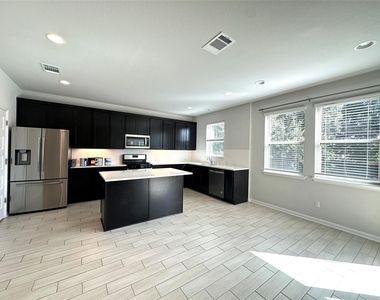 2724 Stone Branch Dr - Photo Thumbnail 10