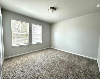 2724 Stone Branch Dr - Photo Thumbnail 13