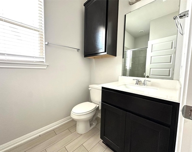 2724 Stone Branch Dr - Photo Thumbnail 8