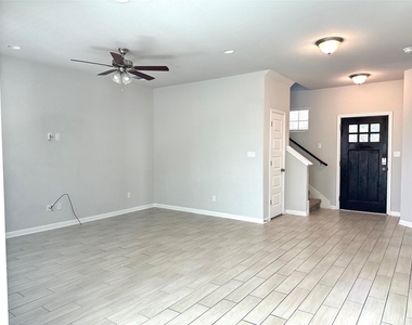 2724 Stone Branch Dr - Photo Thumbnail 6