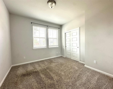 2724 Stone Branch Dr - Photo Thumbnail 7