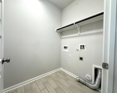 2724 Stone Branch Dr - Photo Thumbnail 12