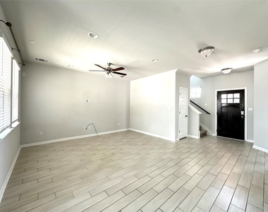 2724 Stone Branch Dr - Photo Thumbnail 3
