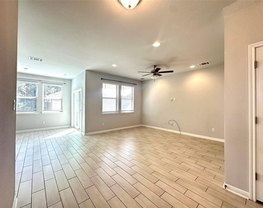 2724 Stone Branch Dr - Photo Thumbnail 9
