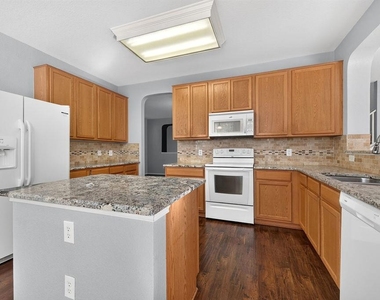 2200 Ezra Ct - Photo Thumbnail 8