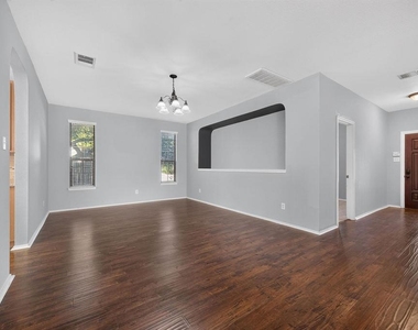 2200 Ezra Ct - Photo Thumbnail 13