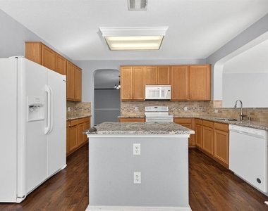 2200 Ezra Ct - Photo Thumbnail 7