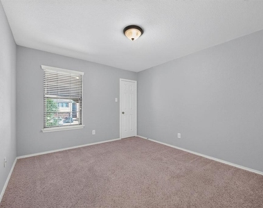 2200 Ezra Ct - Photo Thumbnail 23