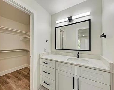 201 W Mockingbird Ln - Photo Thumbnail 13