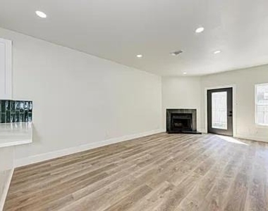 201 W Mockingbird Ln - Photo Thumbnail 7