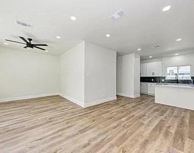 201 W Mockingbird Ln - Photo Thumbnail 21