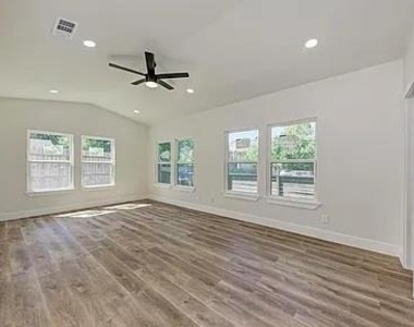 201 W Mockingbird Ln - Photo Thumbnail 6