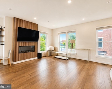 1011 Sycamore Drive Se - Photo Thumbnail 3