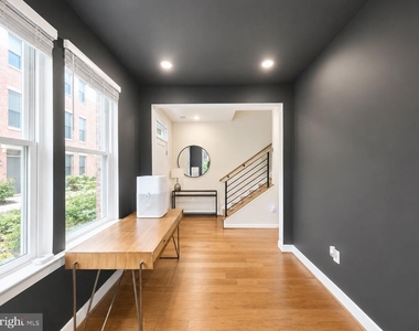 1011 Sycamore Drive Se - Photo Thumbnail 2