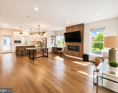 1011 Sycamore Drive Se - Photo Thumbnail 4