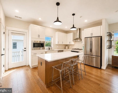 1011 Sycamore Drive Se - Photo Thumbnail 8