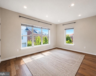 1011 Sycamore Drive Se - Photo Thumbnail 16