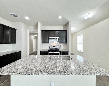 224 Yoakum St - Photo Thumbnail 6