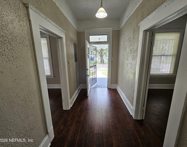 836 W 21st Street - Photo Thumbnail 2