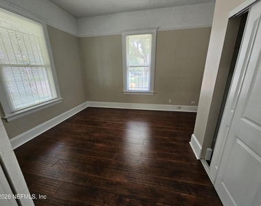 836 W 21st Street - Photo Thumbnail 3