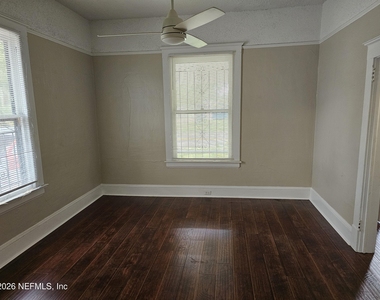 836 W 21st Street - Photo Thumbnail 8