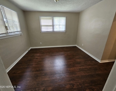 836 W 21st Street - Photo Thumbnail 6