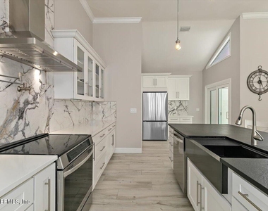 109 Laurel Lane - Photo Thumbnail 9