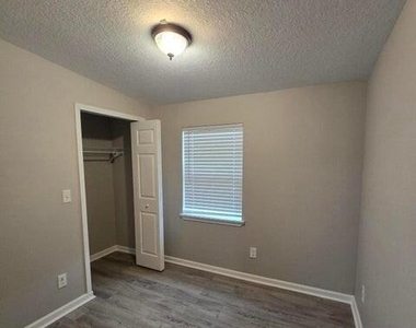 4106 Lockhart Drive N - Photo Thumbnail 7