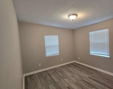 4106 Lockhart Drive N - Photo Thumbnail 4