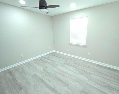 4106 Lockhart Drive N - Photo Thumbnail 3