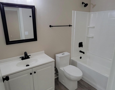 2735 Woodsdale Drive - Photo Thumbnail 23