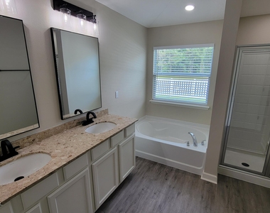 2735 Woodsdale Drive - Photo Thumbnail 18