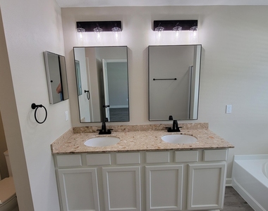 2735 Woodsdale Drive - Photo Thumbnail 17