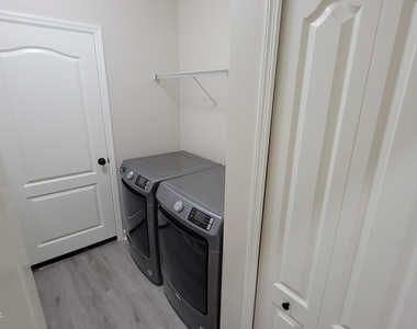 2735 Woodsdale Drive - Photo Thumbnail 24