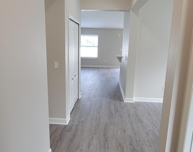 2735 Woodsdale Drive - Photo Thumbnail 13