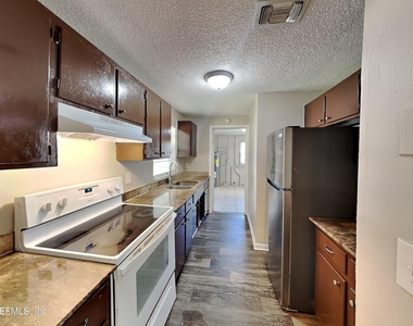 4888 Strato Road W - Photo Thumbnail 6