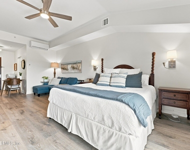 965 Registry Boulevard - Photo Thumbnail 3