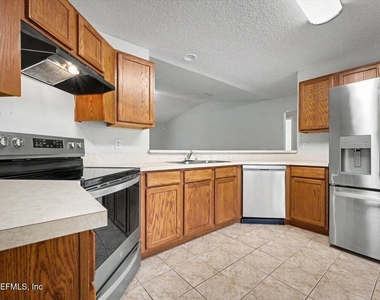 10930 Lauren Oak Lane S - Photo Thumbnail 6