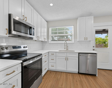 2247 Riverside Avenue - Photo Thumbnail 5