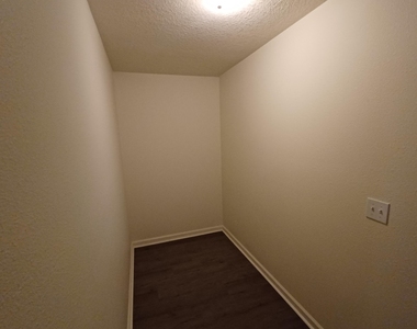 765 W 6th Street - Photo Thumbnail 11