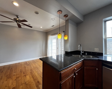 2707 W Glenlake Avenue - Photo Thumbnail 3