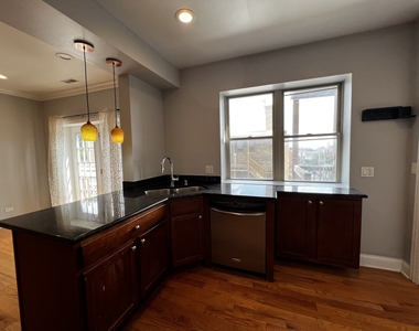 2707 W Glenlake Avenue - Photo Thumbnail 5