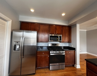 2707 W Glenlake Avenue - Photo Thumbnail 6
