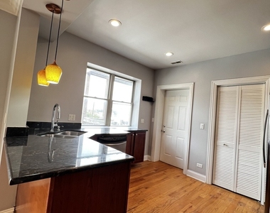 2707 W Glenlake Avenue - Photo Thumbnail 8