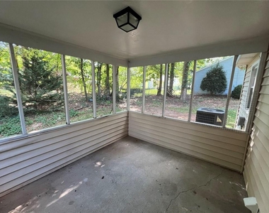 2735 Fairlane Drive - Photo Thumbnail 8